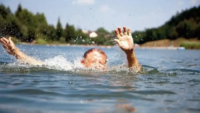 Уральские спасатели вытащили тонувшего подростка