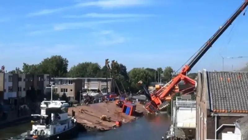 В Нидерландах два строительных крана обрушились на дома