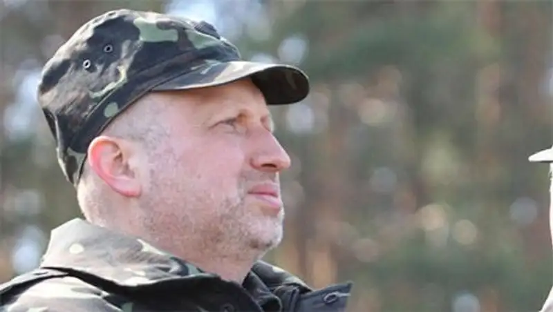 Турчинов осмотрел технику на полигоне и посетил командный пункт под Славянском