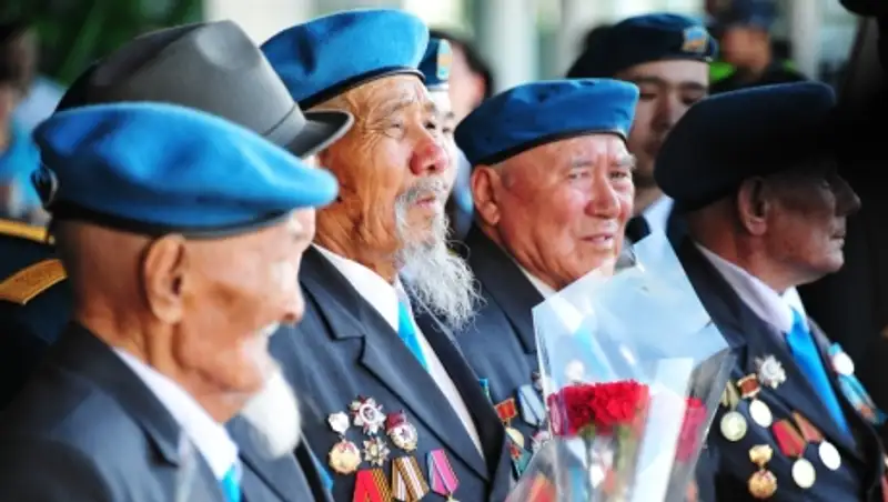 Ветеранов ВОВ, приглашенных на военный парад, торжественно встречают в Астане