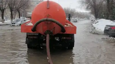 Талые воды затопили улицы Актобе, фото - Новости Zakon.kz от 08.03.2023 00:28