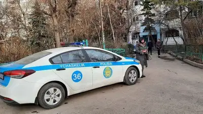 В Лисаковске пенсионерка сидела на подоконнике 4 этажа и едва не сорвалась, фото - Новости Zakon.kz от 28.02.2023 01:39