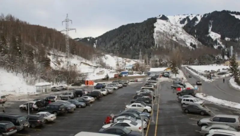 Алматинцы превратили Медеу в большую парковку