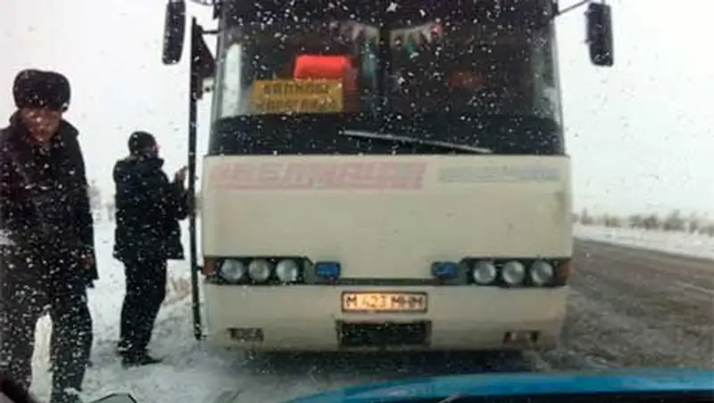 В Карагандинской обл полицейские помогли замерзающим пассажирам сломавшегося автобуса