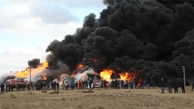 Цистерны с нефтью горят в промзоне Актау (фото), фото - Новости Zakon.kz от 16.11.2013 21:43