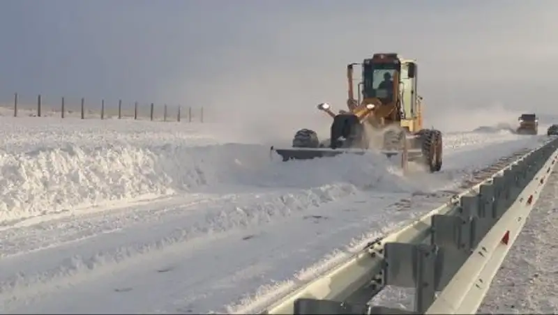 В усиленном режиме ведутся работы по уборке снега на трассе Астана-Павлодар