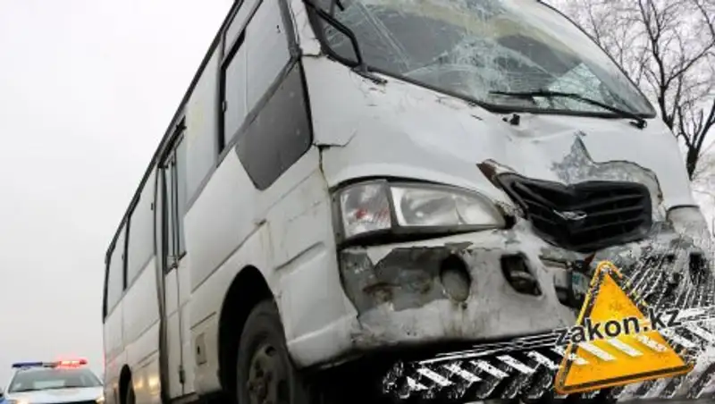 Пассажирские автобусы столкнулись в пригороде Алматы