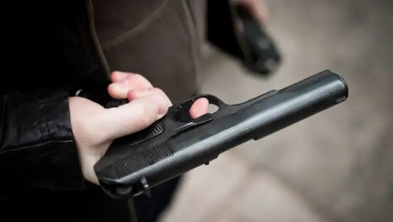 В ВКО пассажир автобуса напугал попутчиков сломанным пневматическим пистолетом