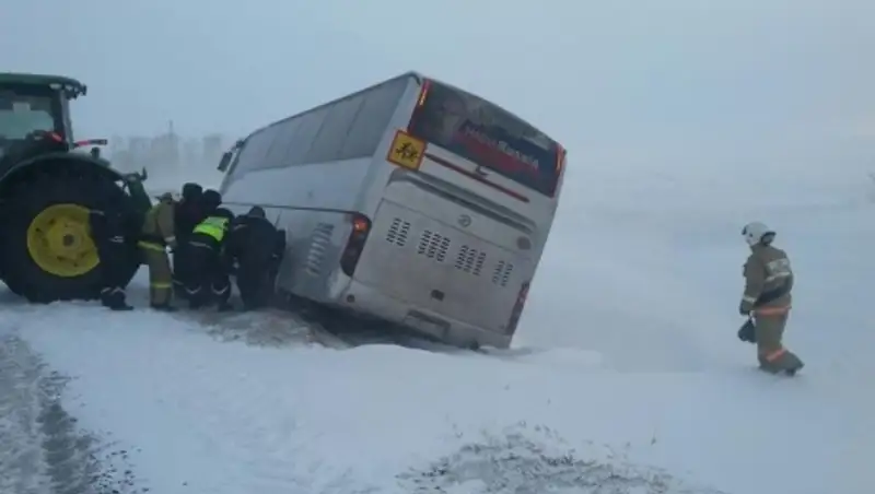 Пассажирский автобус Астана-Омск съехал в кювет в СКО из-за непогоды