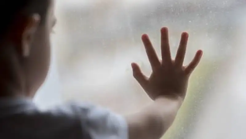 Стоял на подоконнике и звал маму: в Нур-Султане полицейские спасли малыша