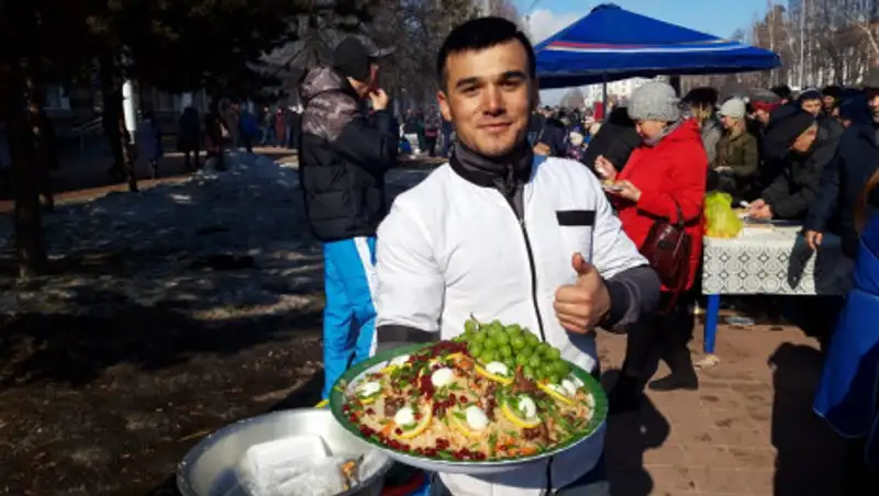 Национальными играми и угощениями отметили костанайцы Наурыз