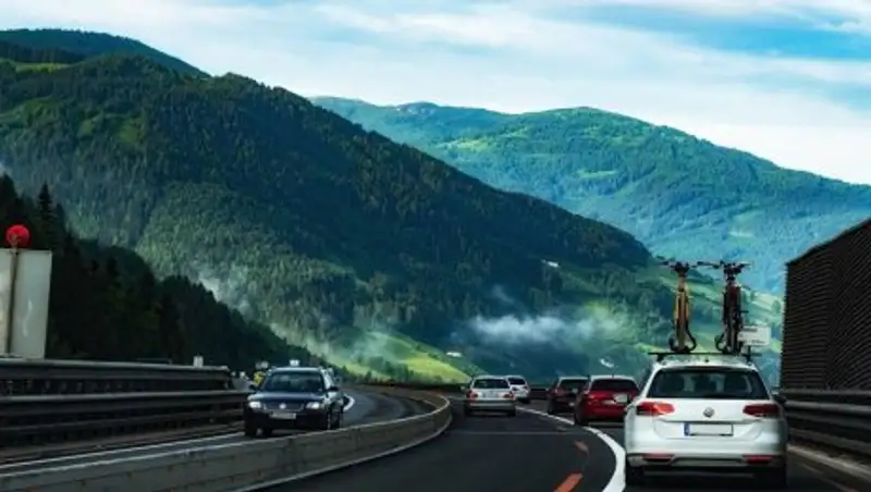 В Таджикистане пенсионерка пожертвовала хаджем ради строительства моста