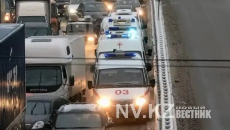 В Караганде оштрафовали семерых водителей, которые не уступили дорогу неотложкам