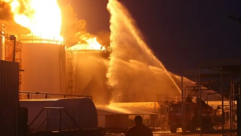 Сильный пожар возник на заводе по переработке металлолома рядом с Токио