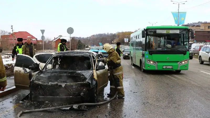 сгорел автомобиль, воад , фото - Новости Zakon.kz от 24.03.2022 17:37