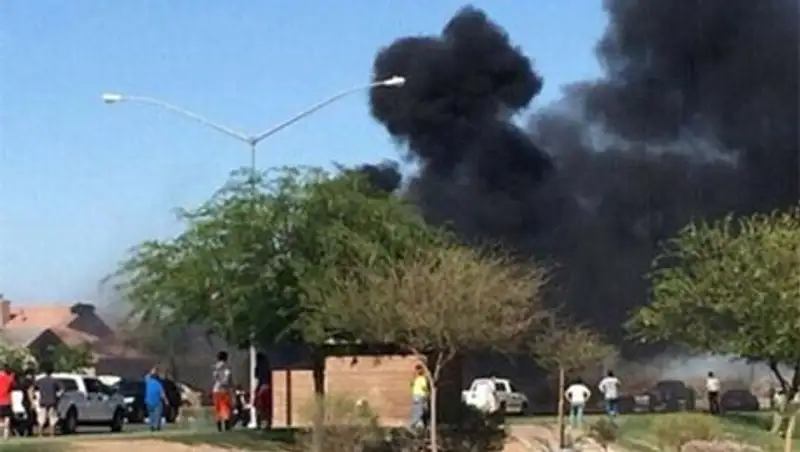 Истребитель упал на жилой дом в Калифорнии