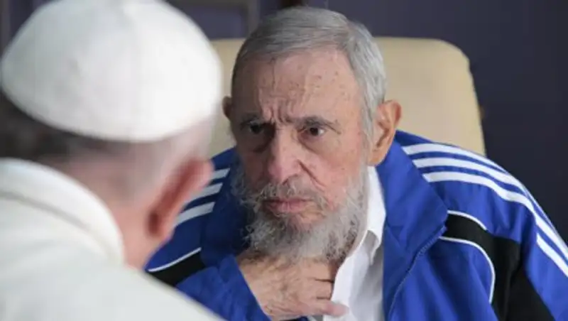 Папа Римский молится за покойного Фиделя Кастро