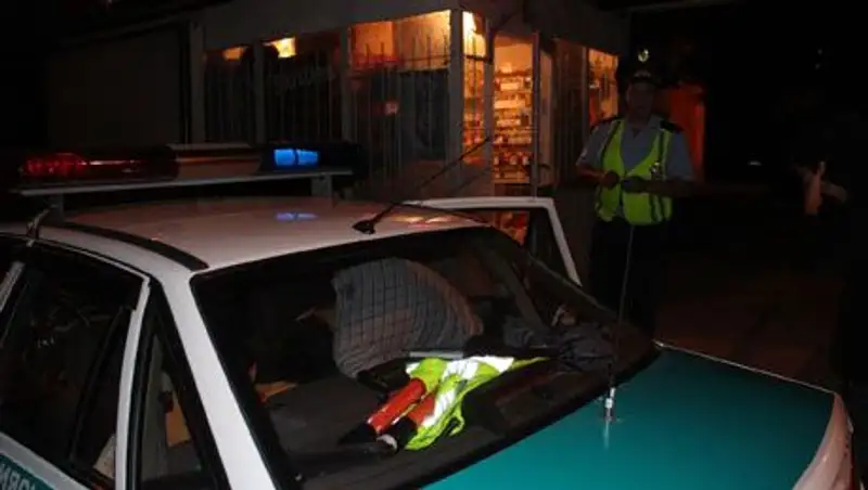 В Алматы нетрезвые парни, получив отказ в продаже пива, разбили стекло торговой точки