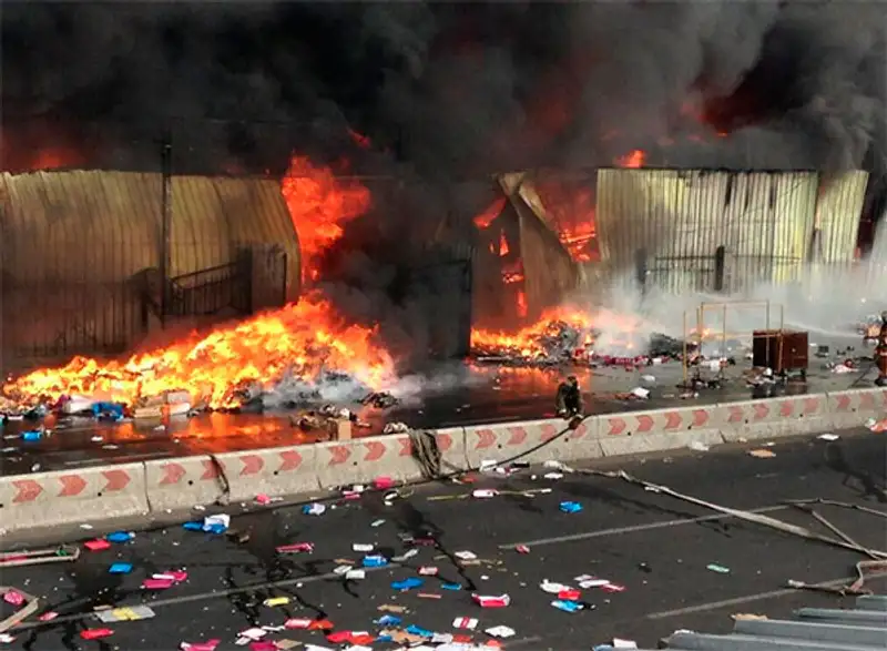 В Алматы горит один из рынков «барахолки» (фото), фото - Новости Zakon.kz от 13.09.2013 21:36