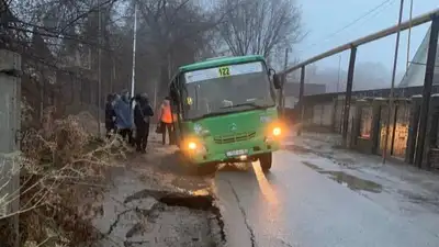 Автобус провалился под асфальт в Алматы, фото - Новости Zakon.kz от 24.11.2022 14:49