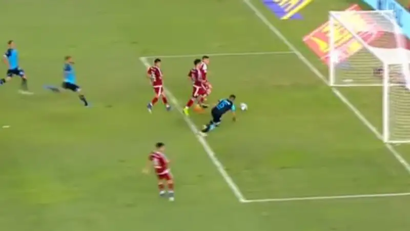 Аргентинский вратарь в одиночку прервал атаку четверых соперников