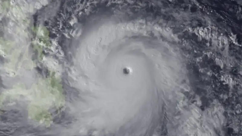 К берегам США приближается мощный ураган Олаф