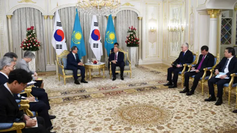 Назарбаев встретился с Мун Чжэ Ином