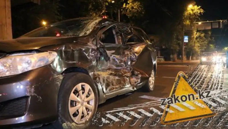 Рейсовый автобус протаранил легковушку в Алматы