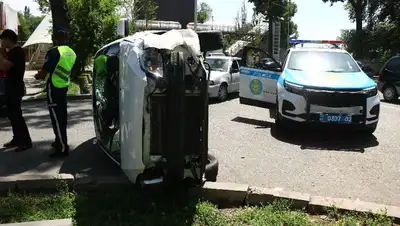 Авто опрокинулось на бок, фото - Новости Zakon.kz от 27.05.2022 14:39