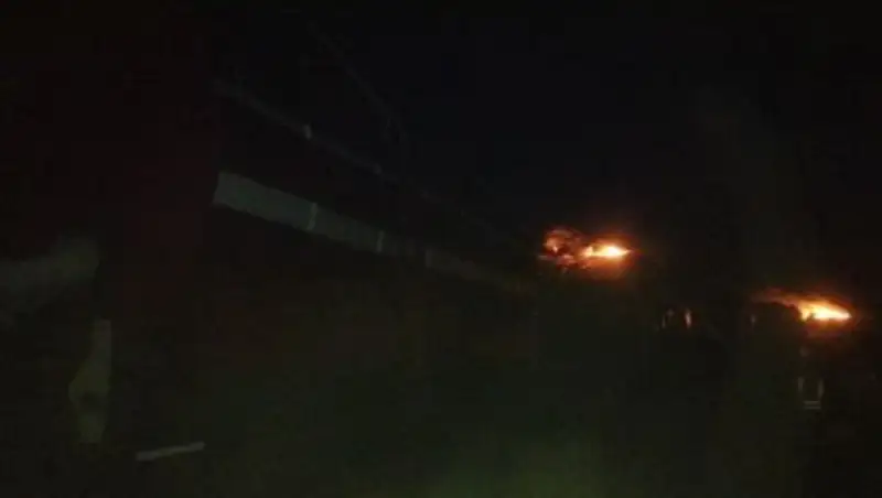 Три вагона грузового поезда загорелись на станции в ВКО