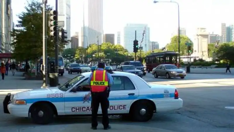 Две сестры 27 раз ударили ножом охранника за требование надеть маски