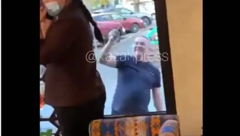 Пьяный мужчина с ножом кидался на своего друга в кафе Алматы