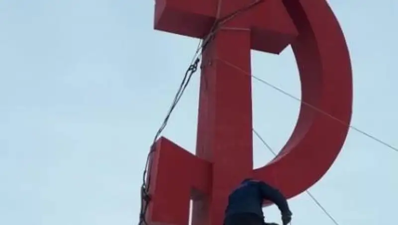 Сносят и возвращают: жители Карагандинской области "борются" за серп и молот