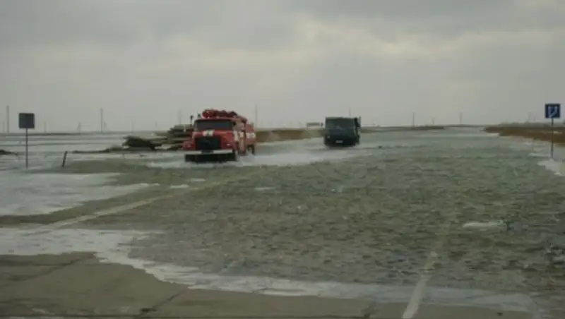 В Атырауской области из затопленных скважин спасают нефтяников