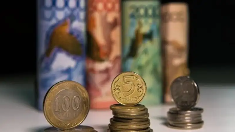 Эксперт: девальвацию тенге ускорит госпрограмма поддержки банков