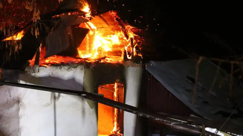 дом, огнеборцы, тушение пожара, фото - Новости Zakon.kz от 10.02.2023 23:21