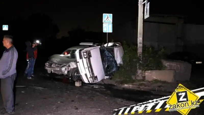 Из-за "спрятавшегося" в кустах дорожного знака в Алматы произошла серьезная авария