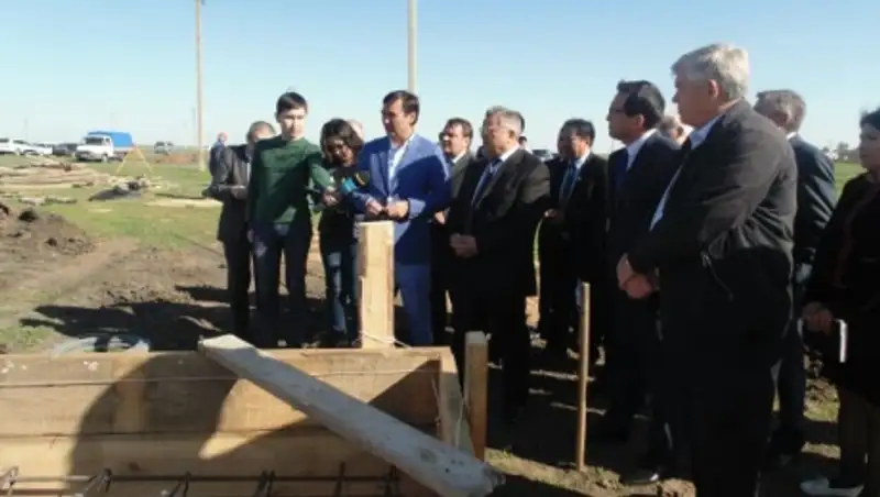 Для пострадавших от наводнения жителей села Оразак начали строить дома