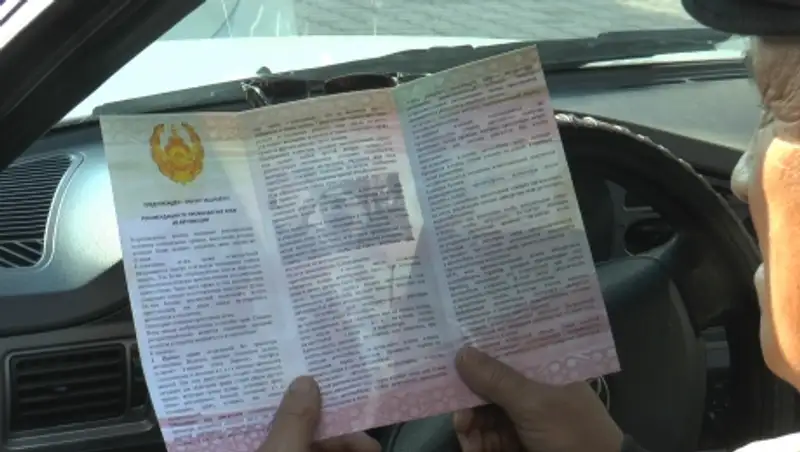 В Алматы участковые раздают свои "визитные карточки" со всеми служебными данными