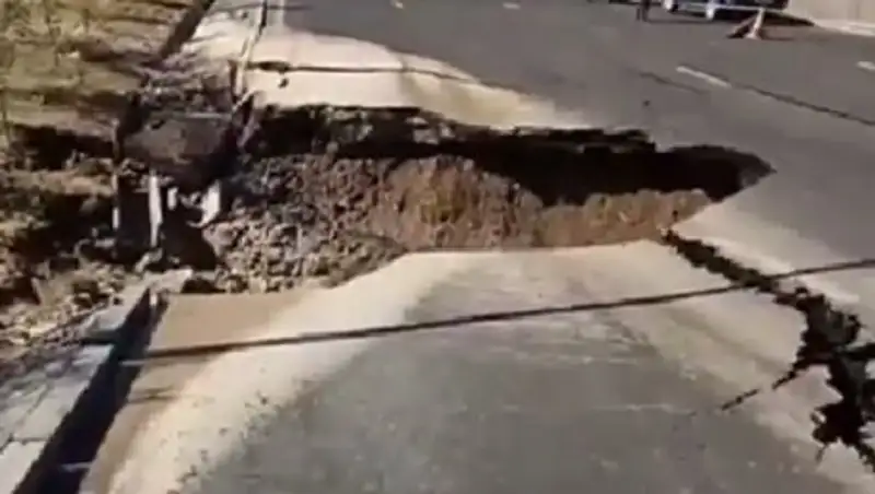 Грунт провалился возле АвтоЦОНа Алматы