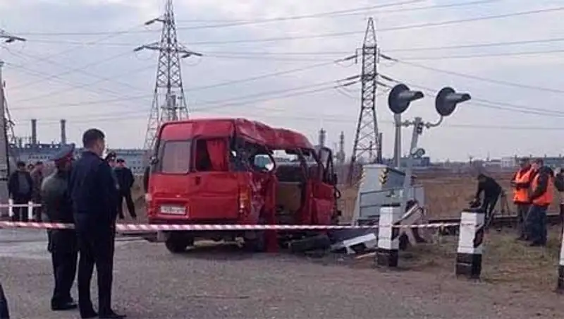 В Аксу арестовали водителя микроавтобуса, столкнувшегося с тепловозом 