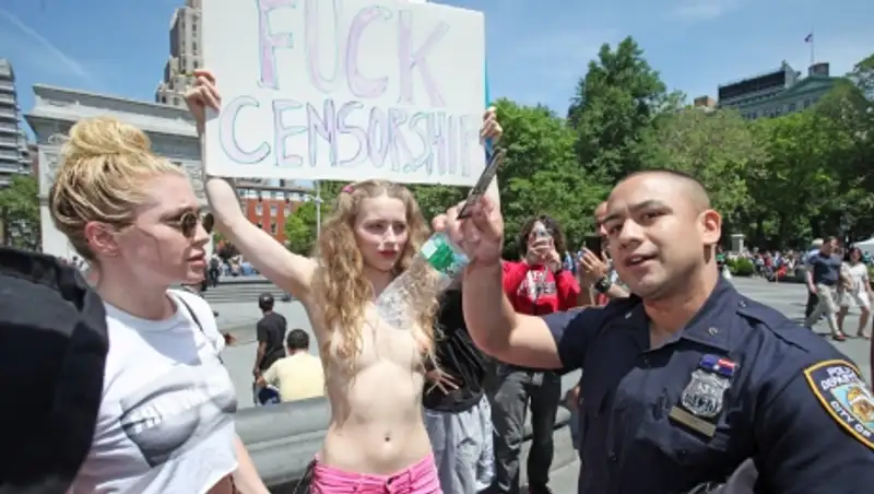 В Канаде прошел топлес-марш