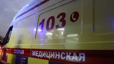В Актау из окна многоэтажки диван упал на мужчину, фото - Новости Zakon.kz от 16.01.2023 13:47