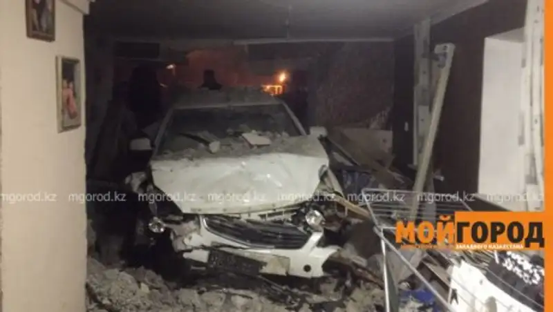 В Уральске автомобиль протаранил стену и заехал в частный дом