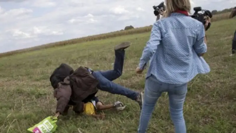 Венгерского телеоператора осудили за нападение на мигрантов