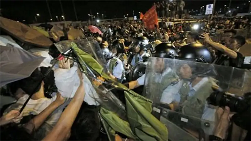 В Гонконге произошли столкновения между полицией и демонстрантами