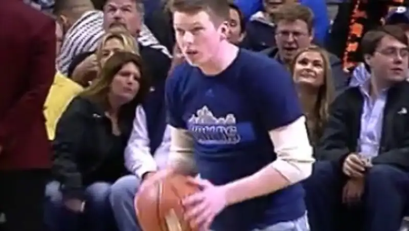 В НБА болельщик забросил мяч с середины площадки