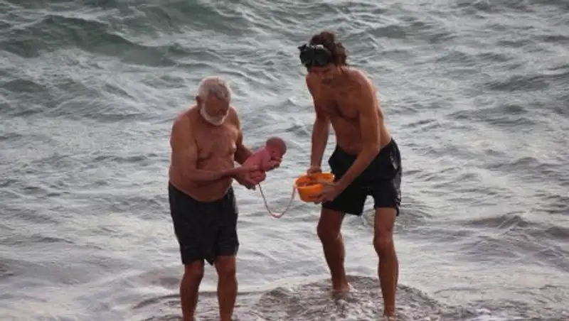 «Я исцелял недоношенных детей в унитазе»: как тренер по плаванию учил женщин рожать