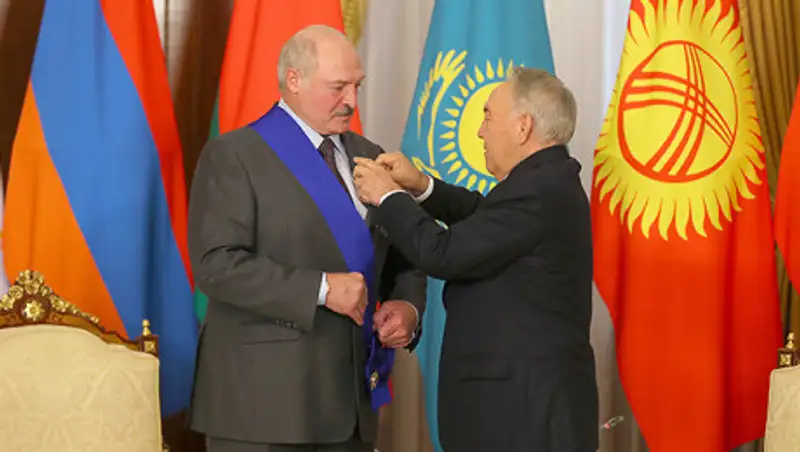 Лукашенко о Назарбаеве: Мы из него еще много сможем "выжать"