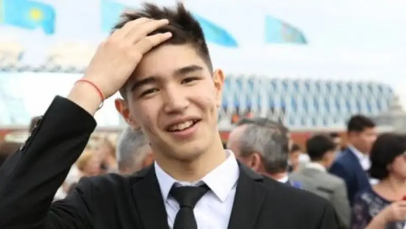 Составлен топ-10 самых стильных и неординарных мужских причесок выпускников школ Астаны